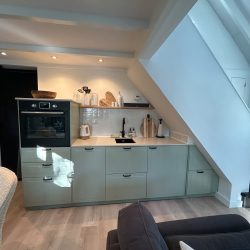 Keuken met spots en stoel