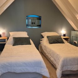 Slaapkamer 2 bedden licht aan - liggend